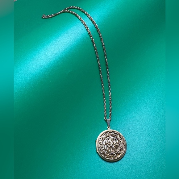 Jewelry - Vintage Gold-toned Locket Necklace - 18" long